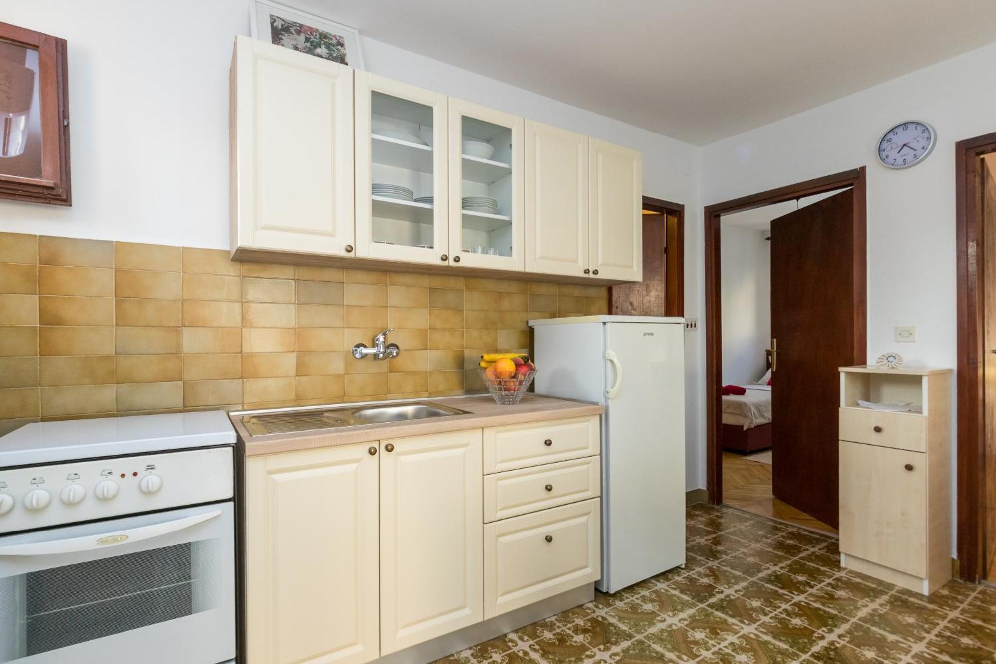 Apartments With A Parking Space Kastel Stafilic, Kastela - 16086 Rom bilde